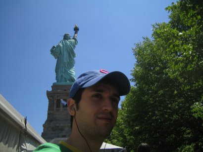 Una foto dal retro della statua 