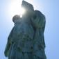 Pare che la luce del giusto illumina il cammino di questa anziana signora