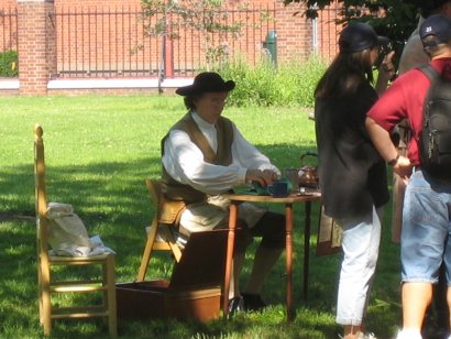 Il personale addetto ai turisti veste i vestiti di una volta... caratteristicamente pacchiano